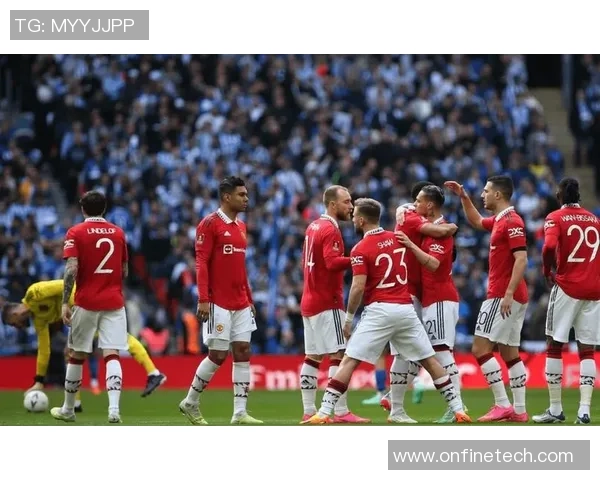 英超激情对决巴黎圣日耳曼大胜曼联乌龙球引发全场狂欢